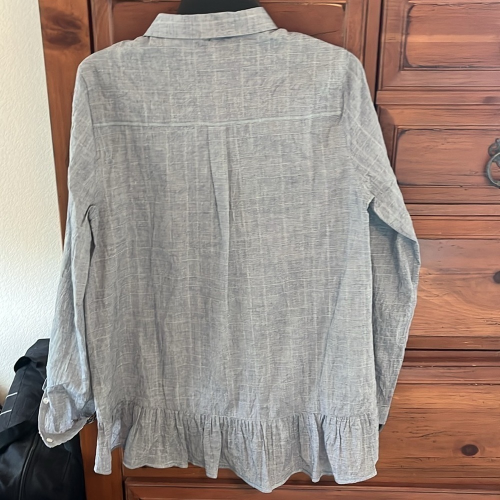 Hem & Thread Women’s Light Blue Shirt With Ruffle In Back High-Low Hem NWT - Picture 4 of 9